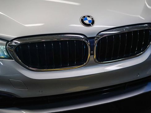 Used 2019 BMW 530e w/ Premium Package image 8
