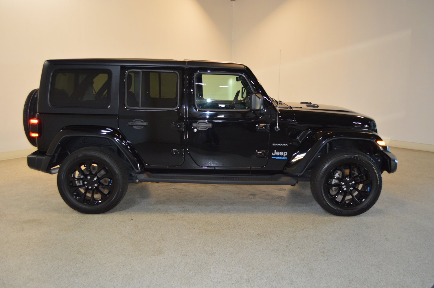 Used 2022 Jeep Wrangler Unlimited Sahara w/ Cold Weather Group AWD/4WD image 2