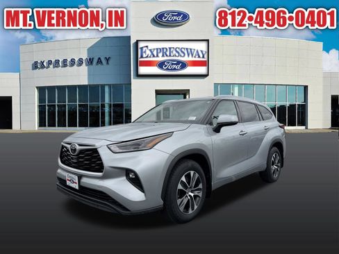 Used 2021 Toyota Highlander XLE AWD/4WD image 2