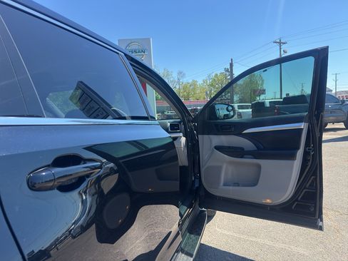 Used 2018 Toyota Highlander Plus FWD image 21