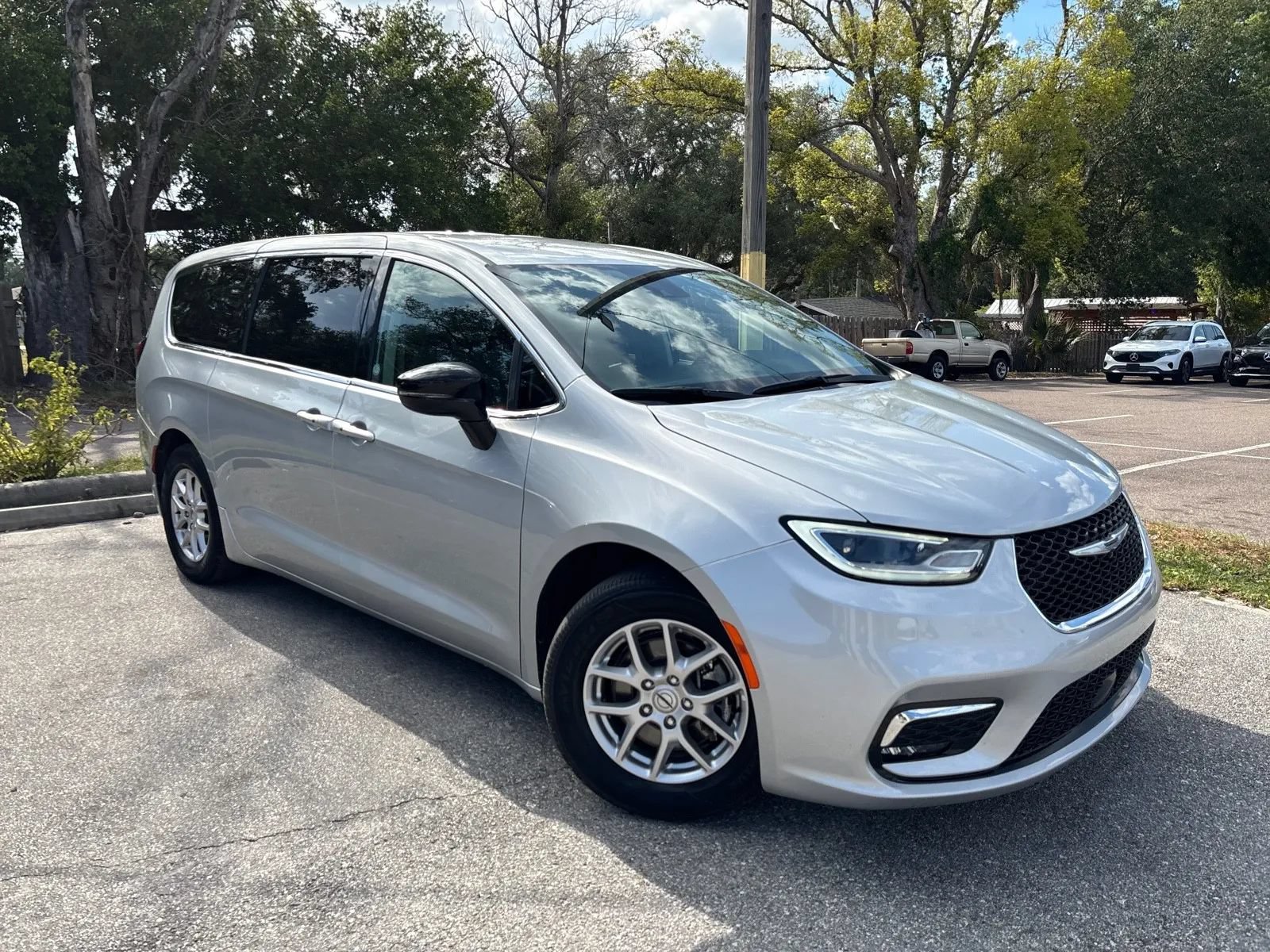 Used 2024 Chrysler Pacifica Touring-L FWD image 5