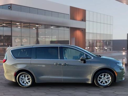 Used 2023 Chrysler Pacifica Touring-L FWD image 12