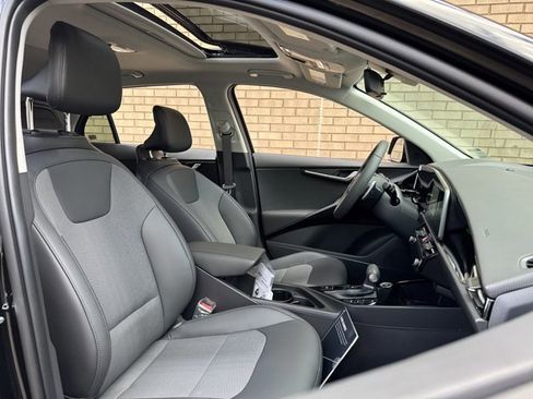 New 2025 Kia Niro EX Touring image 19
