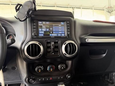 Used 2017 Jeep Wrangler Unlimited Sahara w/ Connectivity Group AWD/4WD image 22