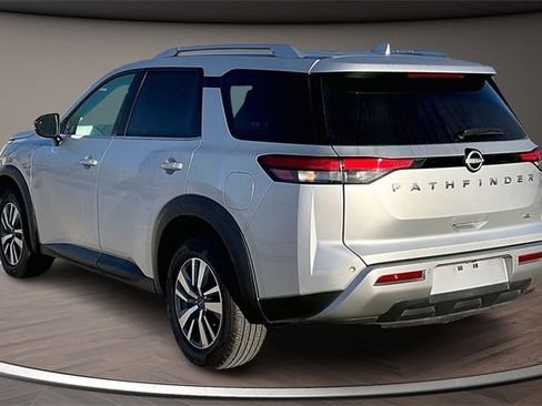 Certified 2025 Nissan Pathfinder SL image 11