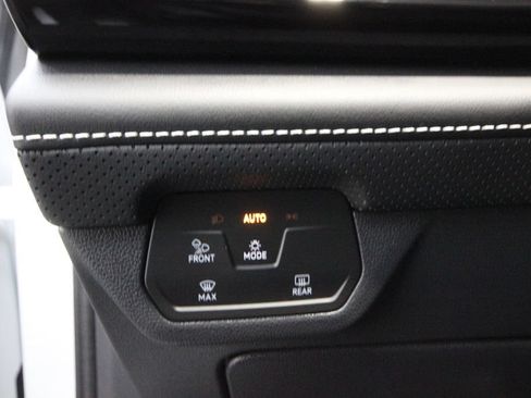 Used 2025 Volkswagen Atlas SE AWD/4WD image 18