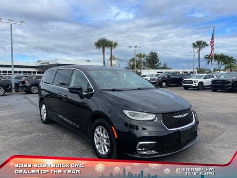 Used 2023 Chrysler Pacifica Touring-L image 2