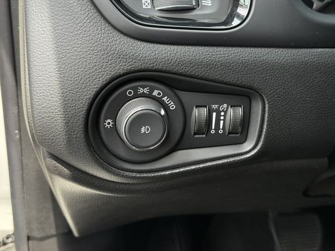 Used 2019 Jeep Renegade Altitude w/ Quick Order Package 2XM FWD image 27