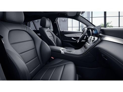 Used 2023 Mercedes-Benz GLC 300 4MATIC Coupe image 4