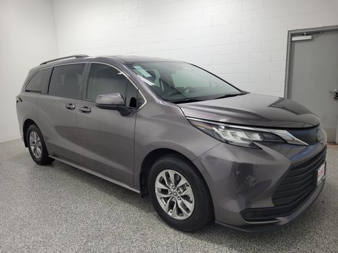 Used 2022 Toyota Sienna LE FWD image 3