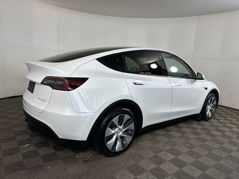 Used 2021 Tesla Model Y Long Range image 3