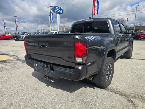 Used 2019 Toyota Tacoma TRD Off-Road image 3