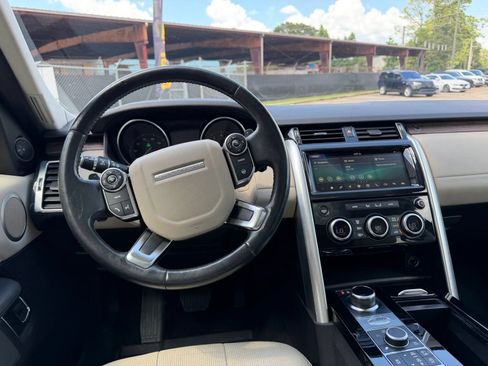 Used 2017 Land Rover Discovery HSE AWD/4WD image 19