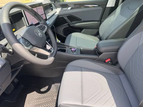 New 2026 Volkswagen Tiguan SE FWD image 7