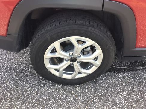 Used 2025 Jeep Compass Latitude AWD/4WD image 16