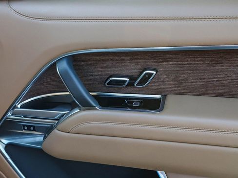 Certified 2025 Land Rover Range Rover SE image 19