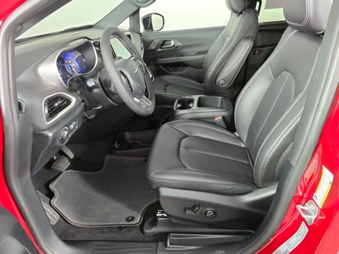 New 2026 Chrysler Voyager LX FWD image 17