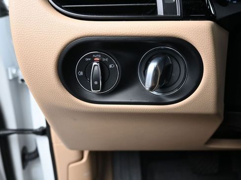 Certified 2023 Porsche Macan AWD/4WD image 21