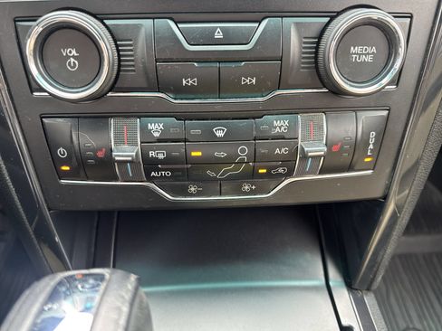 Used 2017 Ford Explorer XLT w/ Equipment Group 202A AWD/4WD image 19