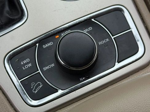 Used 2017 Jeep Grand Cherokee Limited image 29