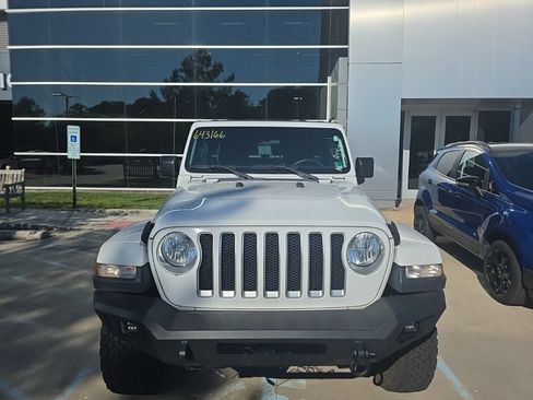 Used 2018 Jeep Wrangler Unlimited Sahara AWD/4WD image 3