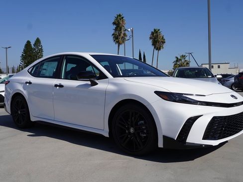New 2026 Toyota Camry Hybrid image 2