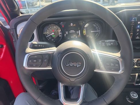 Used 2025 Jeep Wrangler Unlimited Sahara image 11