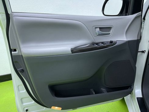 Used 2015 Toyota Sienna AWD image 15