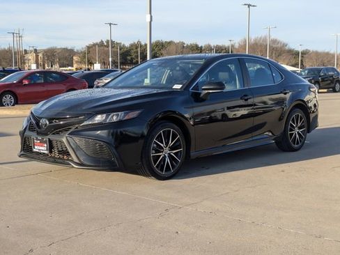 Used 2024 Toyota Camry SE image 10
