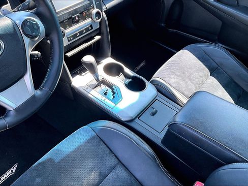 Used 2014 Toyota Camry SE w/ Leather Package FWD image 18