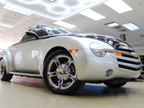 Used 2006 Chevrolet SSR w/ Preferred Equipment Group RWD image 8