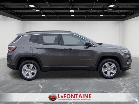 Certified 2022 Jeep Compass Latitude image 6