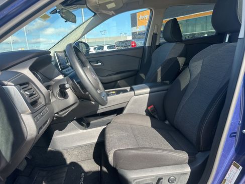 Used 2023 Nissan Rogue SV image 9