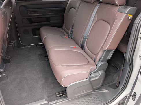 Used 2025 Volkswagen ID. Buzz Pro S Plus RWD image 17