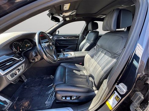 Used 2019 BMW 740i w/ M Sport Package image 2