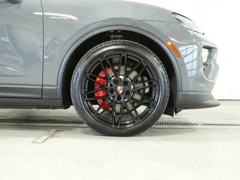 Certified 2025 Porsche Macan 4S Electric AWD/4WD image 41