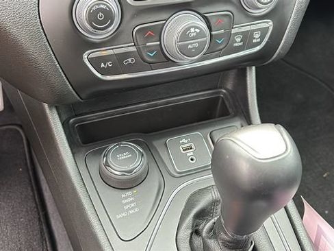 Used 2022 Jeep Cherokee Latitude Lux w/ Sun & Sound Group AWD/4WD image 19