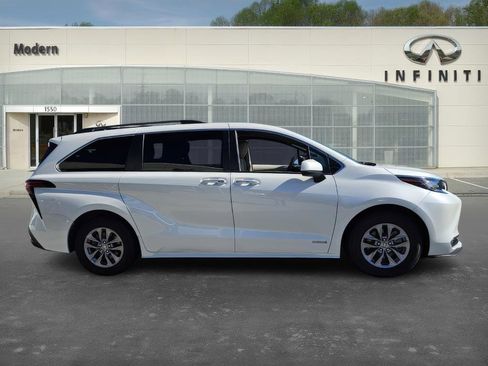Used 2021 Toyota Sienna XLE w/ XLE Plus Package image 3