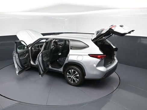 Used 2023 Toyota Highlander XLE image 50