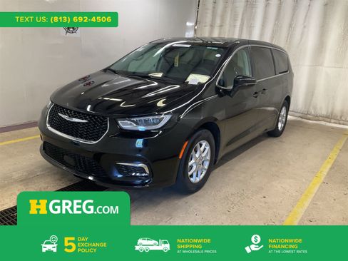 Used 2024 Chrysler Pacifica Touring-L image 1