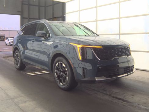 Used 2024 Kia Sorento S w/ Panoramic Sunroof Package FWD image 2