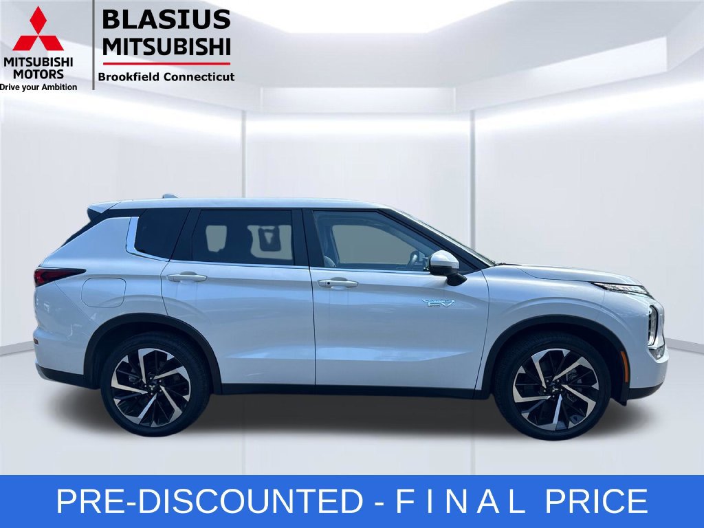 Used 2024 Mitsubishi Outlander 4WD Plug-In Hybrid image 5