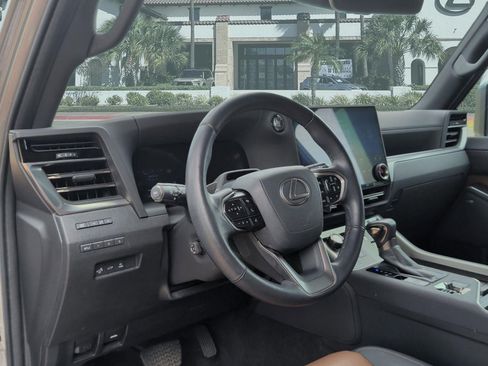 Used 2024 Lexus GX 550 w/ Cold Area Package AWD/4WD image 12
