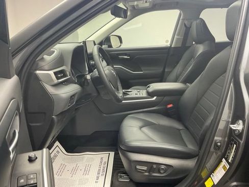Used 2023 Toyota Highlander XLE AWD/4WD image 12