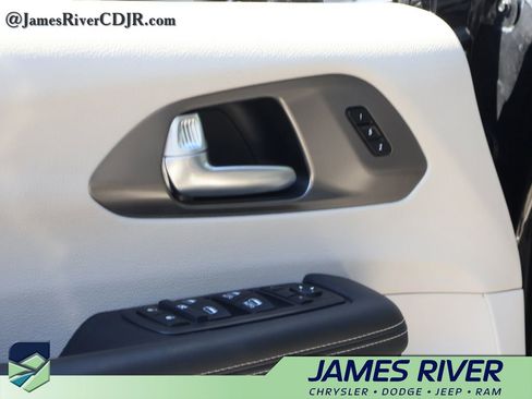 Used 2024 Chrysler Pacifica Touring-L image 21