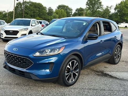 Used 2022 Ford Escape SE w/ SE Sport Appearance Package FWD image 2