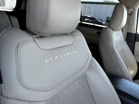 Used 2022 Ford Explorer Platinum w/ Premium Technology Package AWD/4WD image 13