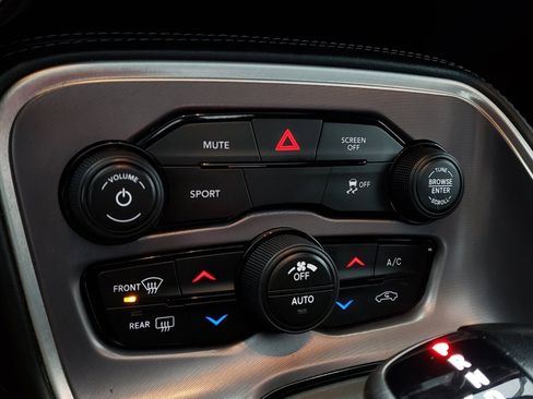 Used 2019 Dodge Challenger SXT image 29