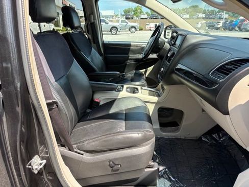 Used 2015 Chrysler Town & Country Limited Platinum FWD image 20