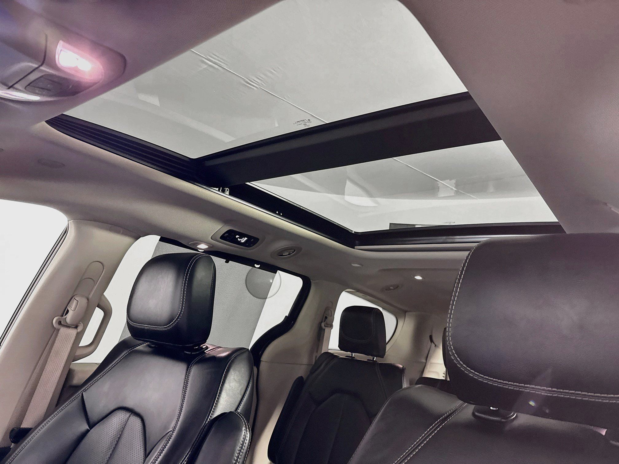 Used 2023 Chrysler Pacifica Touring-L AWD/4WD image 23